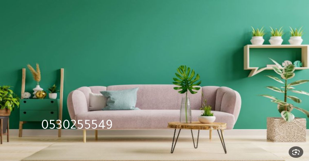 بديل رخام بخطوط ذهبية يزين جدران غرفة معيشة بتصميم عصري وفاخر.