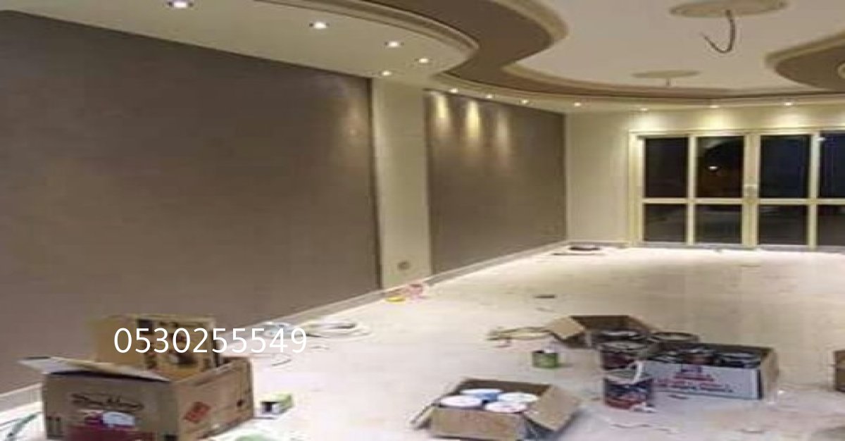 تصميم أنيق باستخدام ألواح بديل الرخام في مدخل منزل عصري.