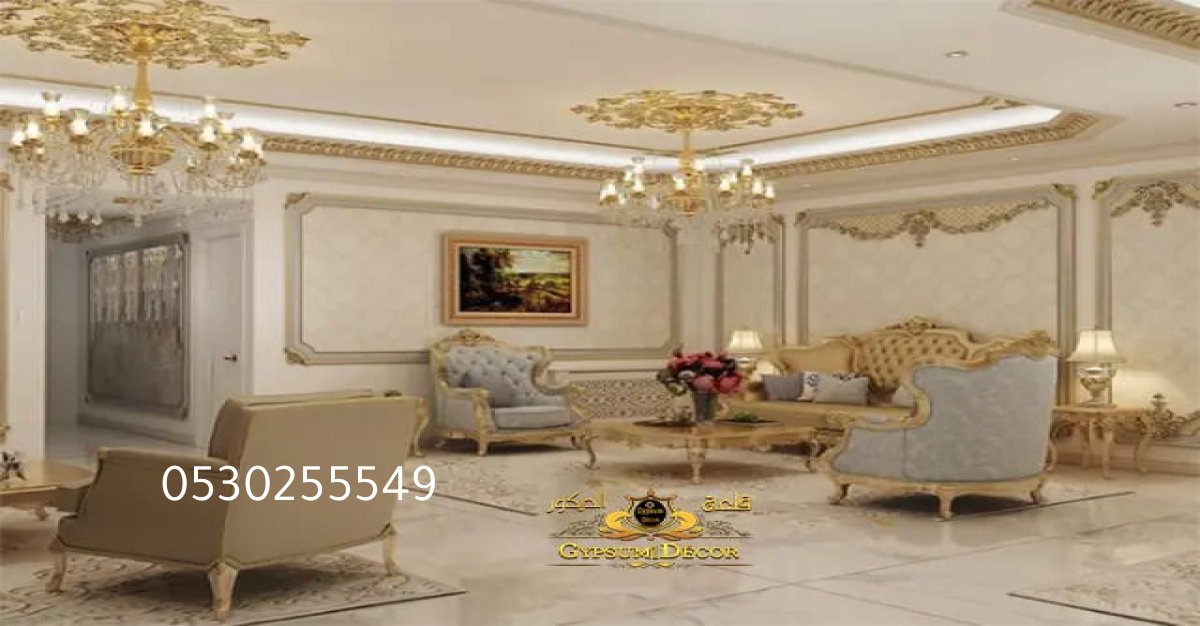 تصميم جدار داخلي أنيق باستخدام بديل الرخام العصري في منزل بالرياض.