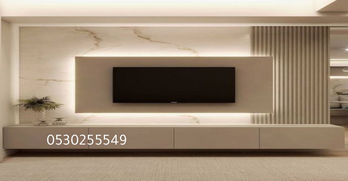 تفاصيل جمالية لبديل الرخام في جدار تلفاز داخل شقة فخمة بجدة.