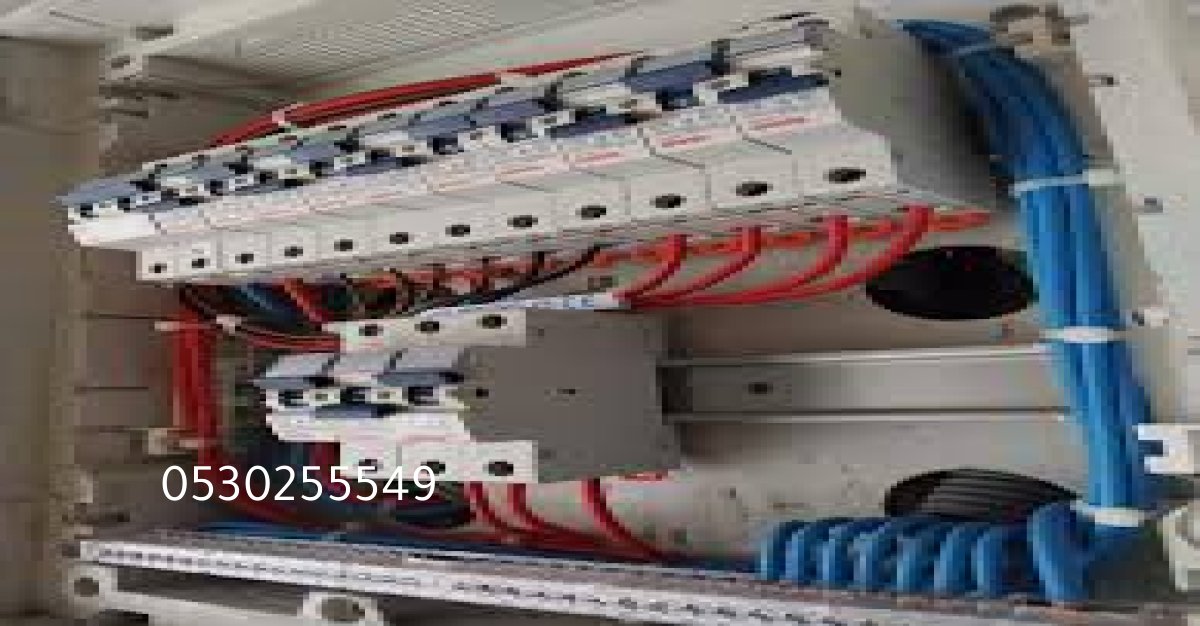 كهربائي يركب مفاتيح وإنارة حديثة في غرفة معيشة.